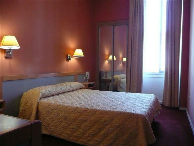 - Restaurant De La Paix